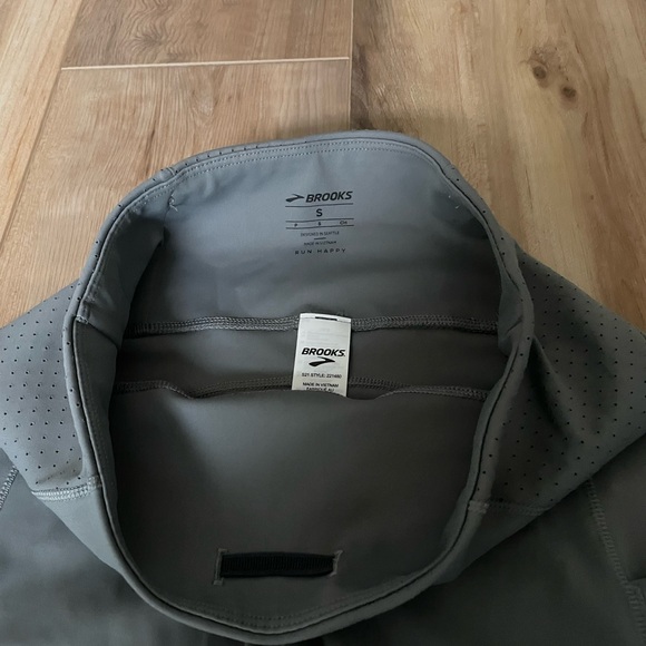 Lululemon SenseKnit Running HR Short 10. Brooks Method 8. Nike Epic Luxe. - Picture 7 of 11